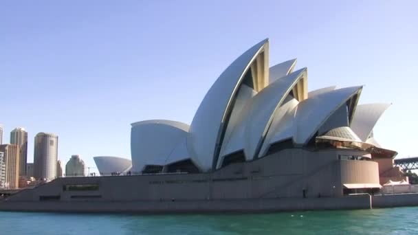 Sydney Avustralya Ağustos 2009 Mavi Gökyüzüne Karşı Opera Binası Mimarisi — Stok video