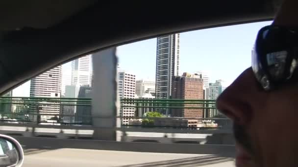 Man Rijdt Auto Langs Story Bridge Brisbane Australië — Stockvideo