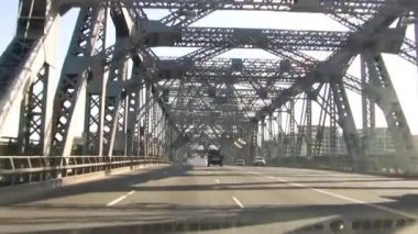 Brisbane, Avustralya 'daki Story Bridge boyunca araba trafiği.