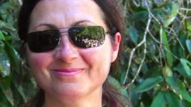 Orman gezisinde kameraya gülümseyen güzel bir kadın..