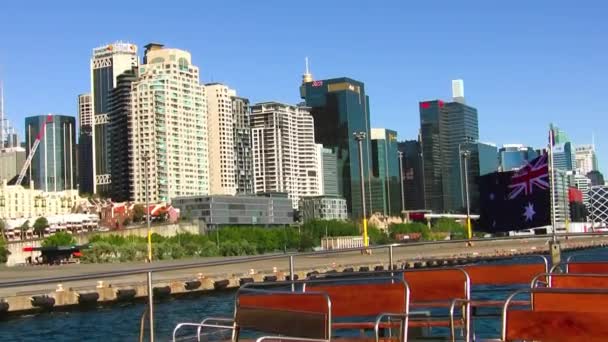 オーストラリア シドニー 2009年8月26日 移動フェリーボートからのダーリングハーバーの建物 — ストック動画