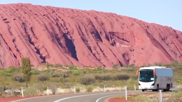 オーストラリアのアウトバックに沿ってスピードアップするバス — ストック動画