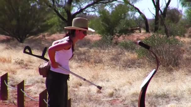 Kobieta Spacerująca Australijskim Pustkowiu — Wideo stockowe