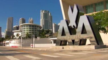 Miami, FL - 11 Nisan 2009: AA Arena ve şehir silueti güneşli bir günde.