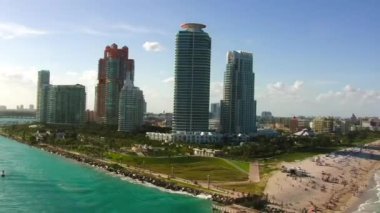 Miami Plajı 'nın hava manzarası yolcu gemisi güvertesinden yükseliyor..