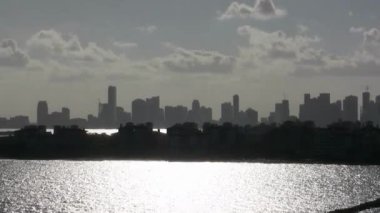 Miami, Florida 'nın aydınlık silueti.