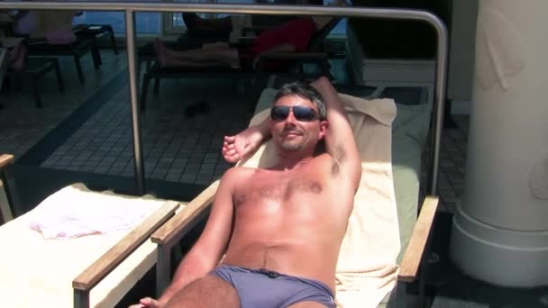 Ein Mann Entspannt Sich Auf Dem Deck Eines Kreuzfahrtschiffs — Stockvideo