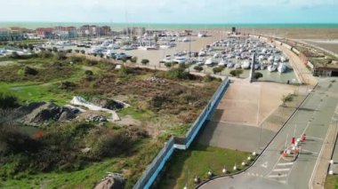 Marina di Pisa 'da fırtına, Toskana. Sahildeki dalgaların öfkesi, güneşli bir sabahki hava manzarası..