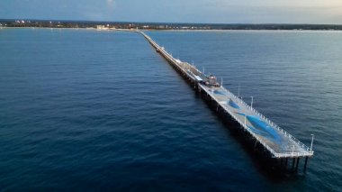 Günbatımında Busselton Jetty 'nin hava manzarası, Batı Avustralya.