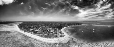 Güneşli bir günde, Endonezya 'nın Gili Trawangan kıyı şeridinin inanılmaz hava manzarası.