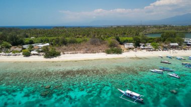 Güneşli bir günde, Endonezya 'nın Gili Meno kıyı şeridinin inanılmaz hava manzarası.