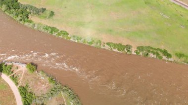 Colorado Nehri 'nin ve Utah' ın etrafındaki dağların inanılmaz hava manzarası..
