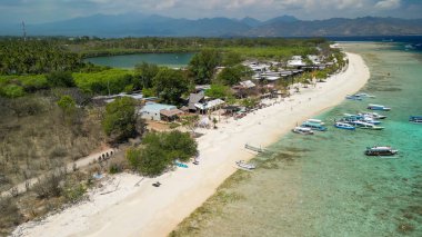 Güneşli bir günde, Endonezya 'nın Gili Meno kıyı şeridinin inanılmaz hava manzarası.