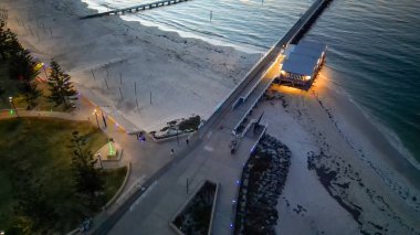 Günbatımında Busselton Jetty 'nin hava manzarası, Batı Avustralya.
