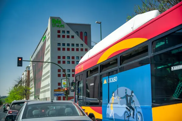 Sevilla Spanien April 2023 Stadtverkehr Auf Einer Großen Straße — Stockfoto
