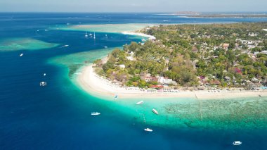 Güneşli bir günde, Endonezya 'nın Gili Hava Sahil Hattı' nın inanılmaz hava manzarası.