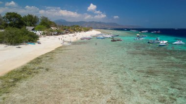 Güneşli bir günde, Endonezya 'nın Gili Meno kıyı şeridinin inanılmaz hava manzarası.