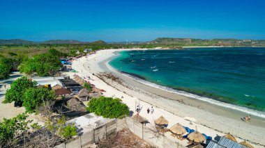 Lombok, Endonezya 'daki Tanjung Aan Sahili' nin havadan görünüşü.