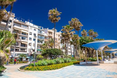 Estepona, İspanya - 7 Nisan 2023: Güneşli bir günde Estepona 'nın güzel gezinti alanı, Endülüs.