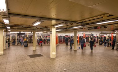 New York - Haziran 2013: Tren Metro İstasyonunun İçi.