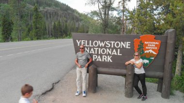 Yellowstone Ulusal Parkı girişinde ziyaretçiler var..