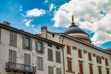 Bergamo Alta 'nın ortaçağ sokakları ve binaları güneşli bir yaz gününde, İtalya.