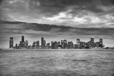 Jersey City, NJ 'de. Gece Hudson Nehri boyunca Jersey City binaları.
