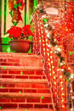 Brooklyn, New York. Evlere Noel süsü. Açık havada Noel ışıkları. Dyker Tepeleri bölgesi.