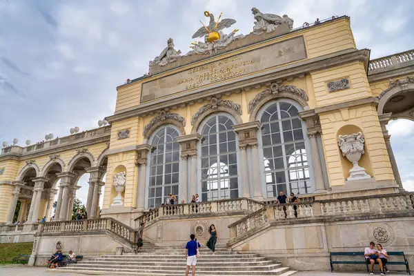 Wien Itävalta Elokuuta 2022 Matkailijat Schonbrunn Castle Parkissa Glorietten Alla — kuvapankkivalokuva