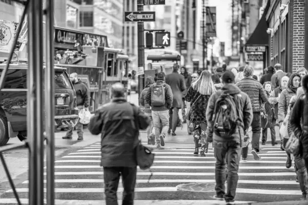 New York City, New York - 30 Kasım 2018: Öğleden sonra Times Meydanı 'nın kalabalık caddesi.