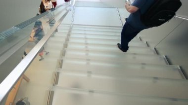 San Francisco, CA - Ağustos 2017: Modern saydam bir merdivende yürüyen insanların ayak izleri. İş konsepti.