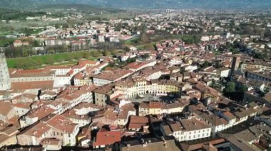 Lucca, Toskana. Piazza Anfiteatro ve ortaçağ binalarıyla şehir merkezinin havadan görünüşü.
