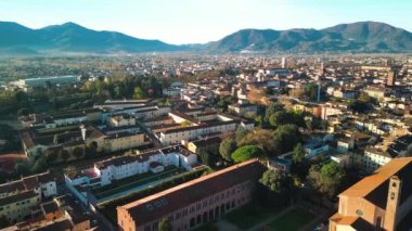 Lucca 'nın Toskana' daki hava manzarası. Güzel bir sonbahar gününde..