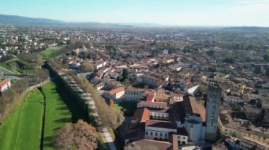 Lucca 'nın Toskana' daki hava manzarası. Güzel bir sonbahar gününde..
