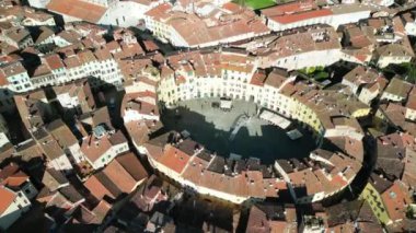 Lucca, Toskana. Piazza Anfiteatro ve ortaçağ binalarıyla şehir merkezinin havadan görünüşü.