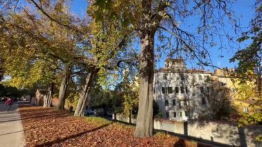 Lucca bir sonbahar gününde şehir duvarları boyunca binalar inşa eder..