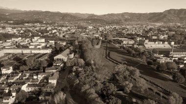 Lucca ortaçağ kasabasının havadan görünüşü, Toskana - İtalya.