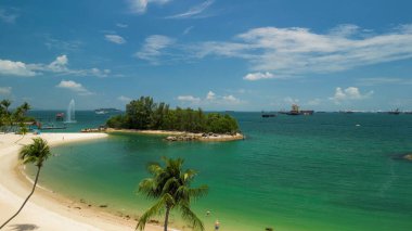 Sentosa Sahili, Singapur. Güneşli bir günde sahil ve kıyı manzarası.