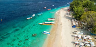 Güneşli bir günde, Endonezya 'nın Gili Trawangan kıyı şeridinin inanılmaz hava manzarası.