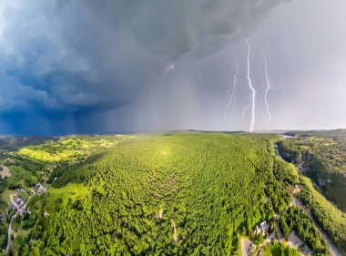 Fırtına sırasında Plitvice Gölleri ve Ormanı 'nın panoramik hava görüntüsü.