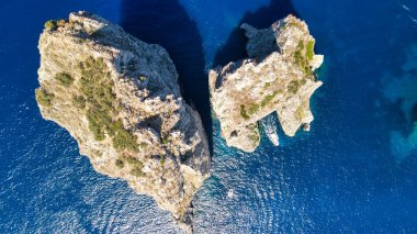 Yaz mevsiminde Faraglioni 'nin muhteşem hava manzarası. Capri Adası, İtalya 'da kaya doğal oluşumları.