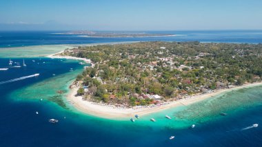 Güneşli bir günde, Endonezya 'nın Gili Hava Sahil Hattı' nın inanılmaz hava manzarası.