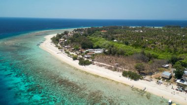 Güneşli bir günde, Endonezya 'nın Gili Meno kıyı şeridinin inanılmaz hava manzarası.