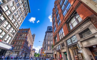 New York - Haziran 2013: Güneşli bir günde şehir sokakları ve binalar.