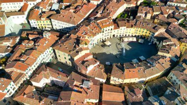 Lucca ortaçağ kasabasının havadan görünüşü, Toskana - İtalya.