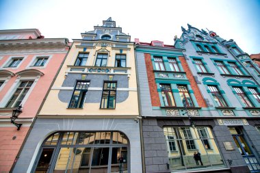 Tallinn, Estonya - 2 Temmuz 2017: Bulutlu bir yaz gününde Tallinn sokakları ve binaları.