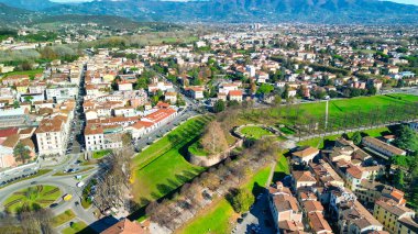 Lucca ortaçağ kasabasının havadan görünüşü, Toskana - İtalya.