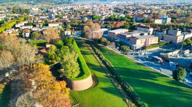 Lucca ortaçağ kasabasının havadan görünüşü, Toskana - İtalya.