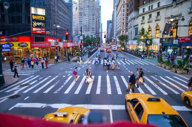 New York - Haziran 2013: Güneşli bir günde şehir sokakları ve binalar.