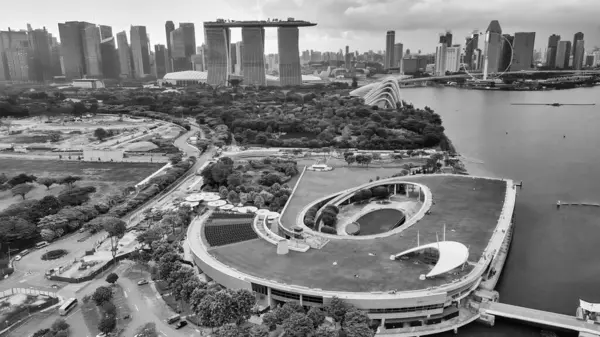 新加坡的Marina Barrage 一个阴沉沉的下午鸟瞰城市景观和海岸线 — 图库照片